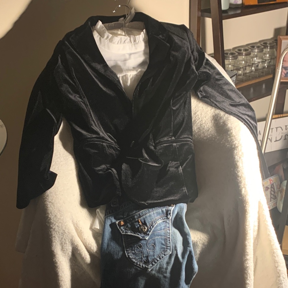 Black Velvet Blazer with White Blouse add a pair of outstanding quality Rocks